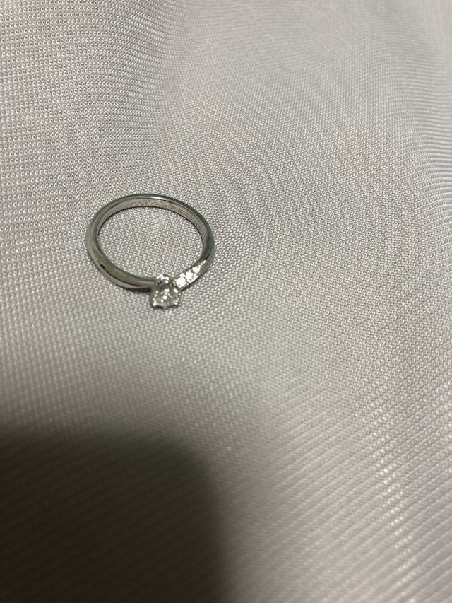 シンプルなデザインで輝きも綺麗です。