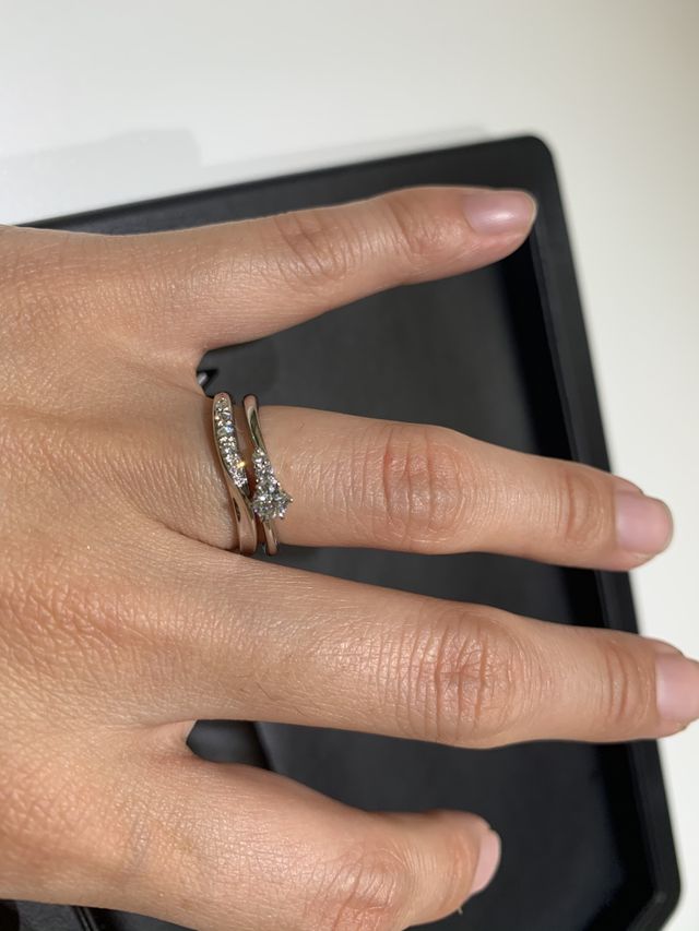 重ねている婚約指輪はトンプソン