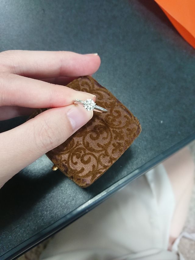 指輪入れもかわいいデザイン。華奢なリングは今風で好みです。