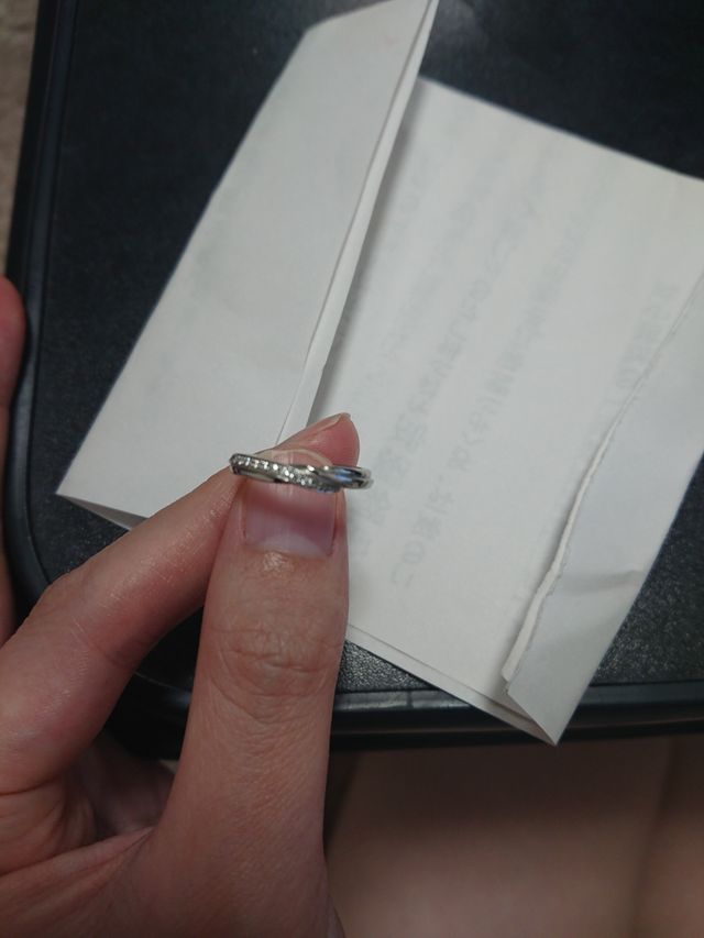 中央にかけてねじれてるデザイン。