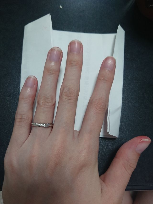 ねじれ部分にダイヤモンドがたくさん入ってます。