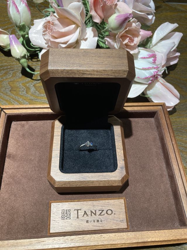 挟み込みで、サファイヤとメレダイヤを添えました。