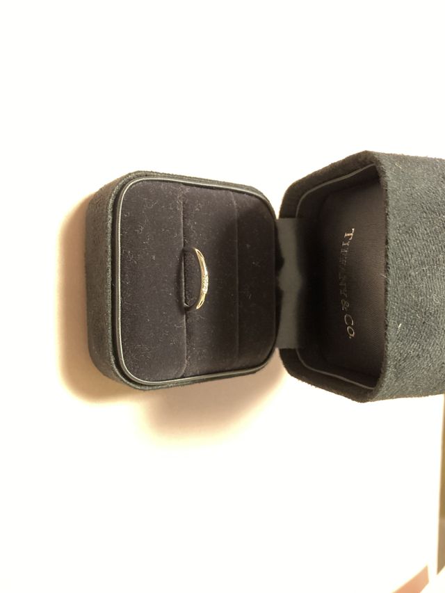 シンプルですが、ダイヤが真ん中に3つがありとても上品です。