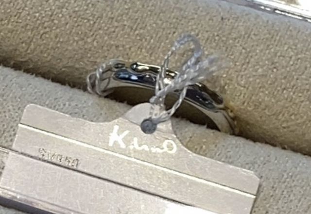 ディズニーのプーさんモチーフのデザインの結婚指輪です