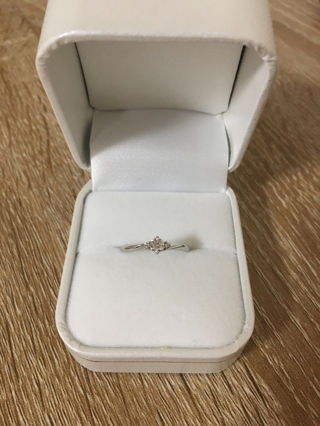 大きいダイヤがあり、サイドに小さなダイヤがついています。