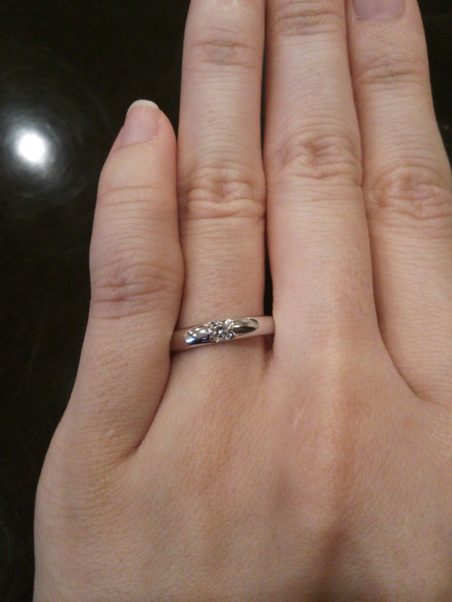 ダイヤのまわりがクローバーに見えるようにカットされています。