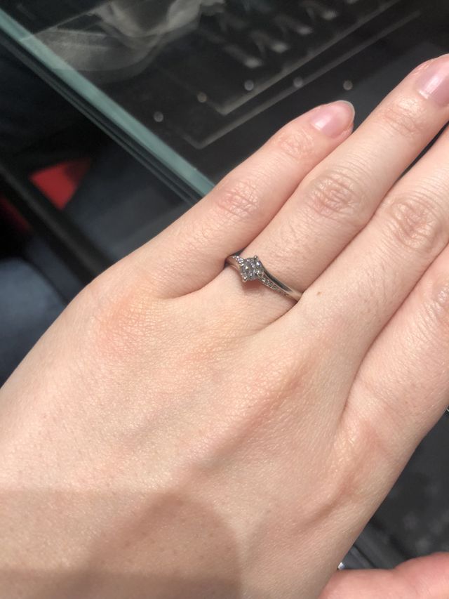 ラインが斜めになっていることから指がすらっとみえます。