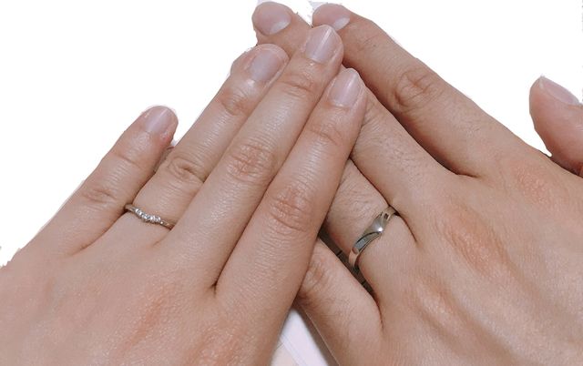 女性用はV字、男性用はVラインが入ってペアになっている。