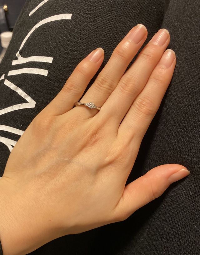 シンプルかつダイヤを引き立たせるデザインで素敵です。