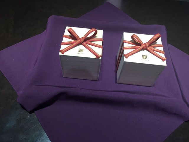 受取の時の写真です。結婚指輪の桐箱と婚約指輪の桐箱です。