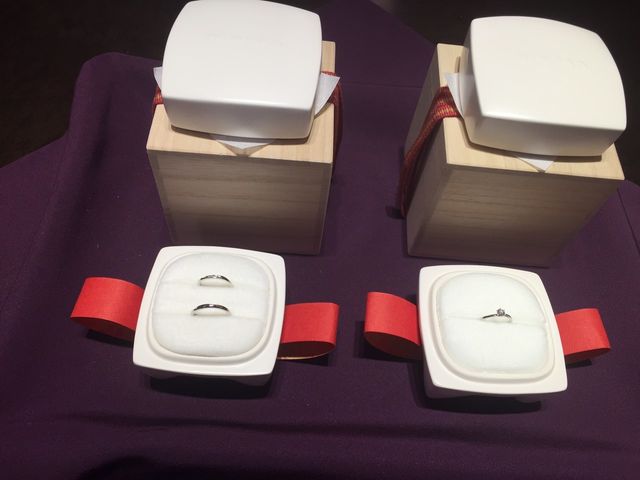 桐箱を開けた写真です。婚約指輪は花雪、結婚指輪は雪佳景です。