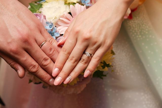 指輪をつけている写真