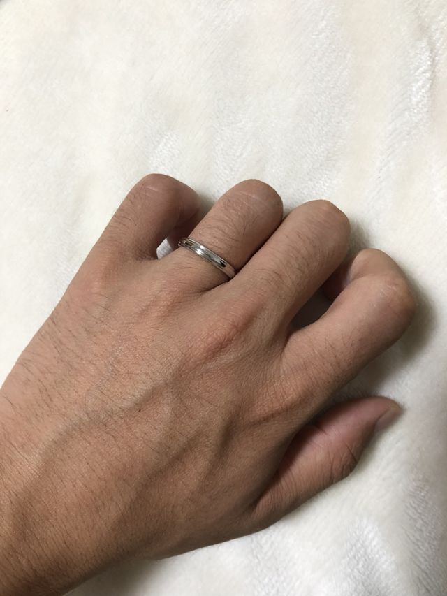 中央ラインに2本線があり少し凹凸があるデザインです。