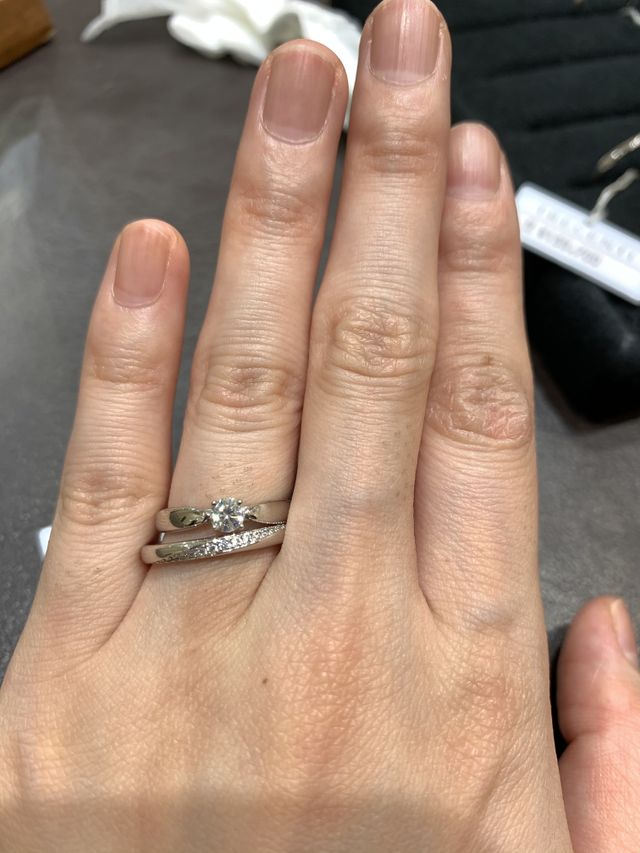 別ブランドの婚約指輪と一緒に撮影！
