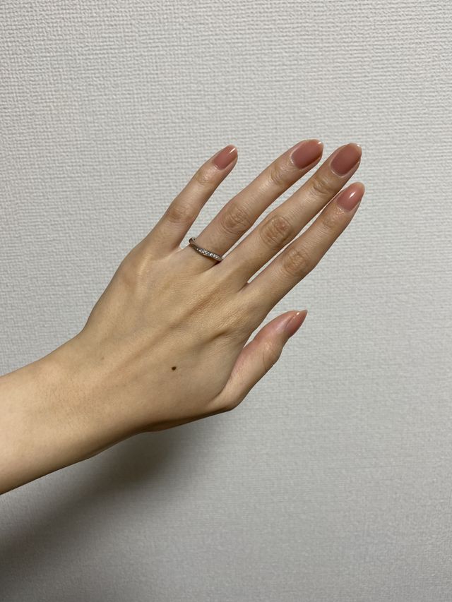 指輪自体が斜めな作りになっているので指が綺麗に見えます。