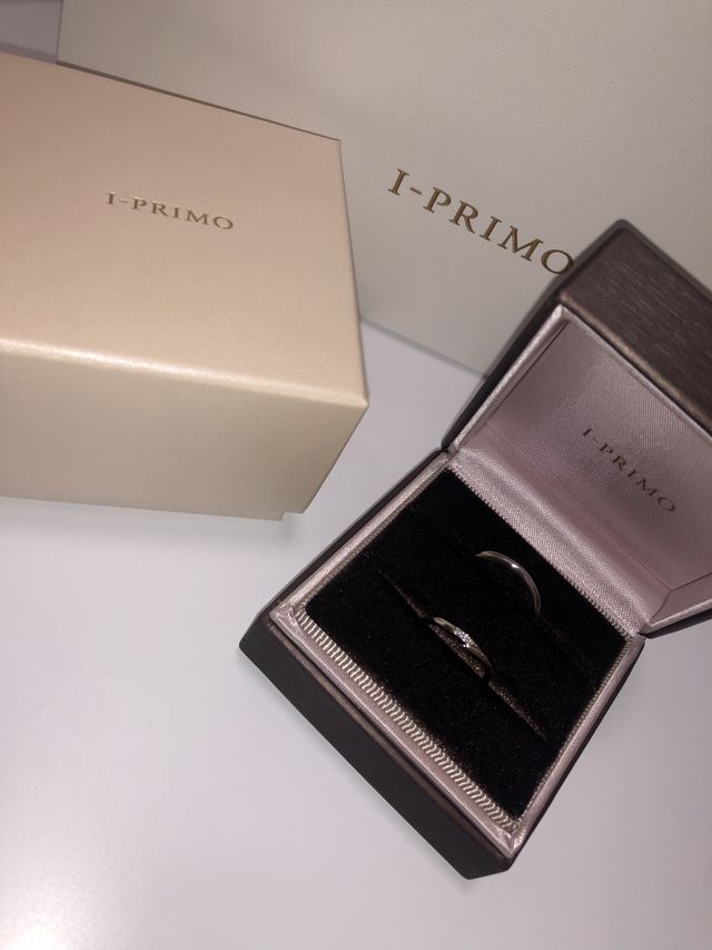 内側には婚姻届を出した日付と2人の名前を刻印しています。