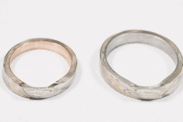 結婚指輪
模様は一つ一つ異なるそうです。