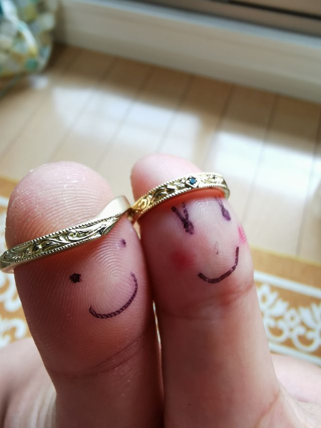 お互いの指に添えて王冠のように！