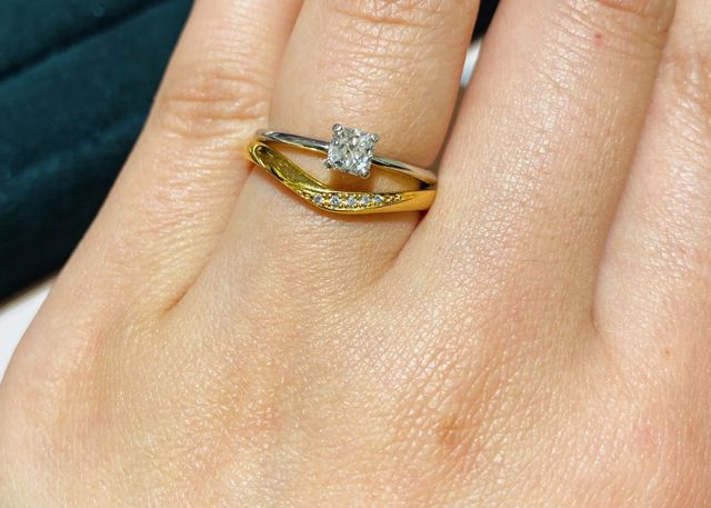 結婚指輪
ゴールドのV字ダイヤ入りリング