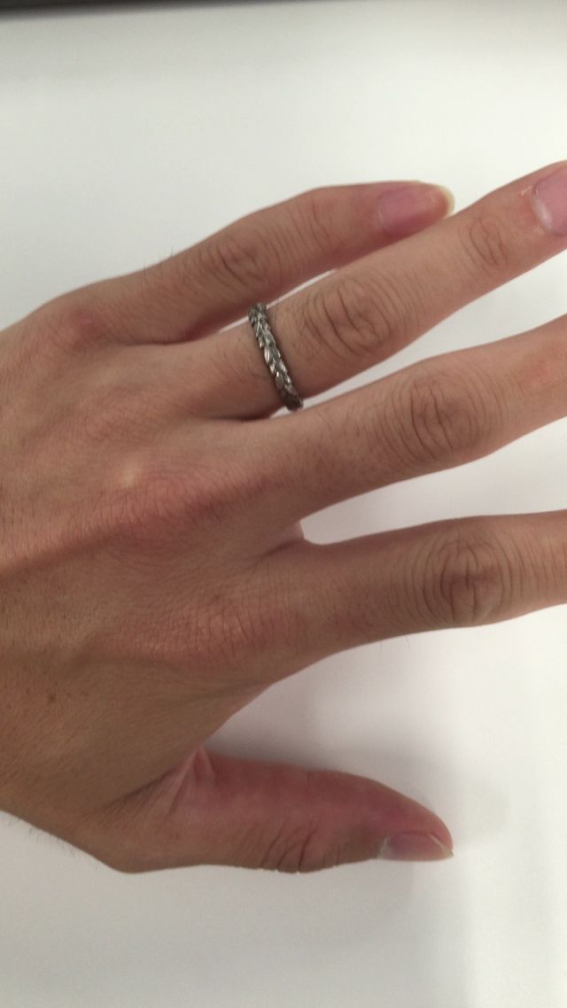 指にはめた指輪の写真