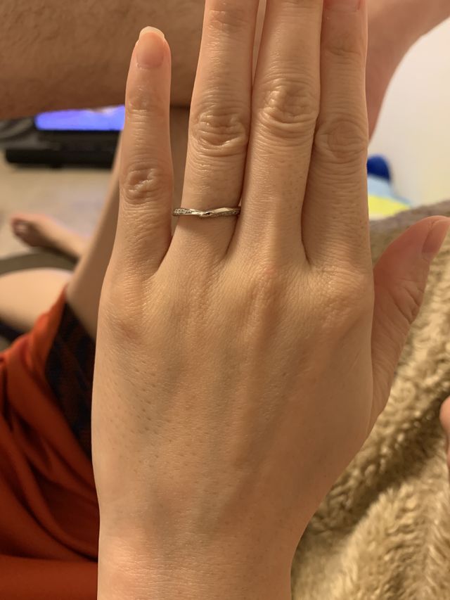 婚約指輪も結婚指輪と一緒につけられるデザイン気に入ってます