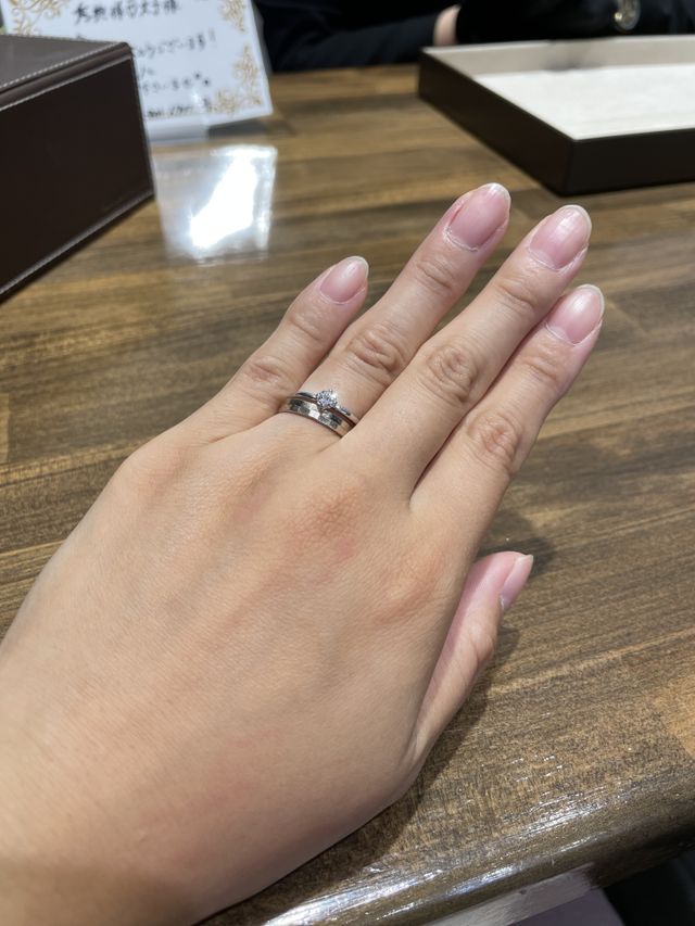 結婚指輪に重ねて…