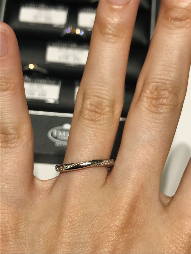 サイドにダイヤが付いているのでどの面から見ても綺麗です