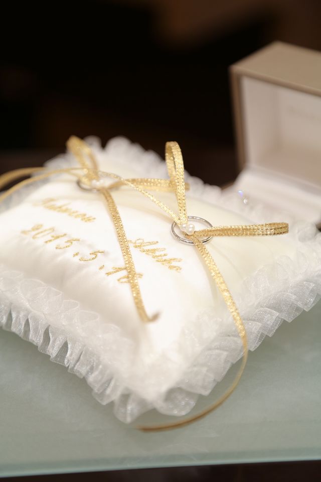 リングピローに置かれた結婚指輪