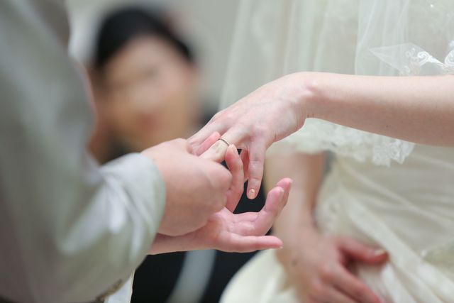 指輪をはめている写真