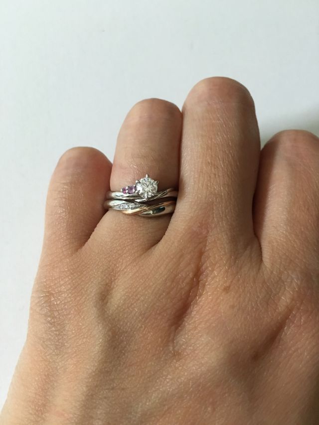 婚約指輪は横に音符を。結婚指輪は小さいダイヤをつけました