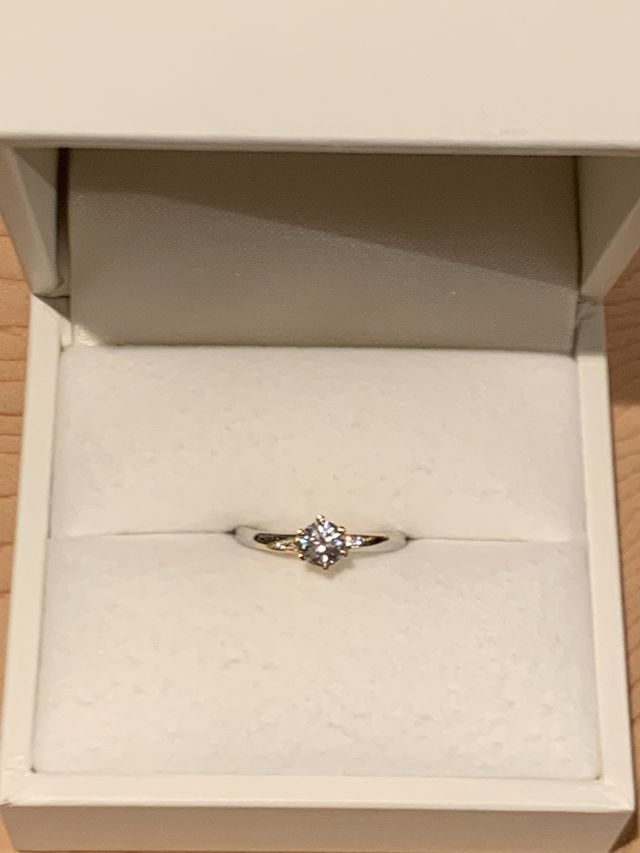 シルバーとゴールドが入っているデザインとなっています。