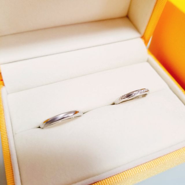 女性用には7個のメレダイヤ、男性用にはつや消し加工を。