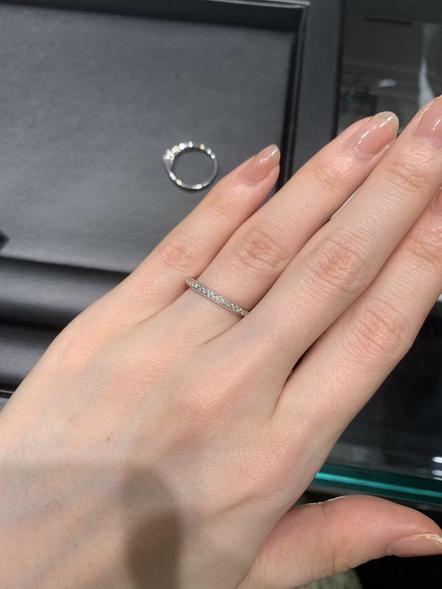 ハーフエタニティだけどプラチナ感もあり、可愛いです