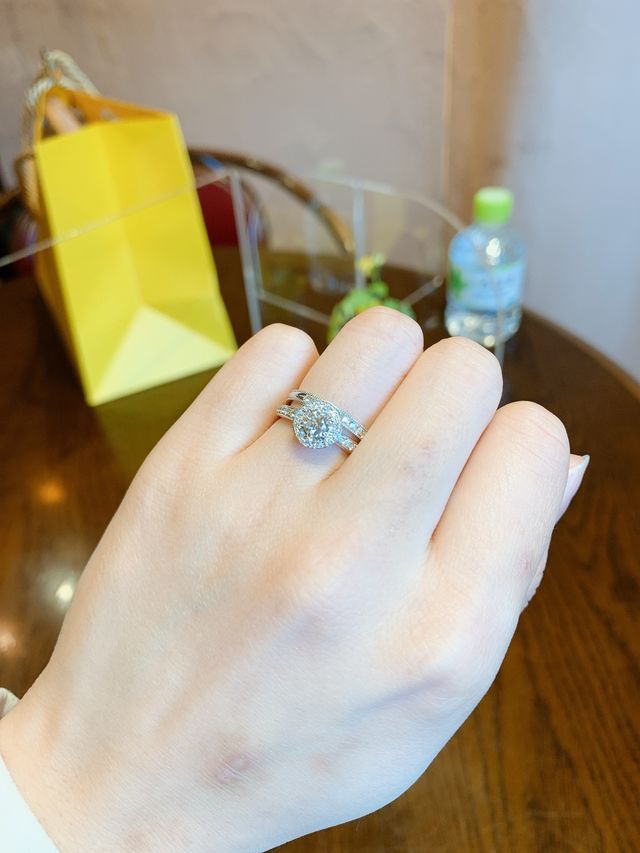 結婚指輪と合わせた写真です