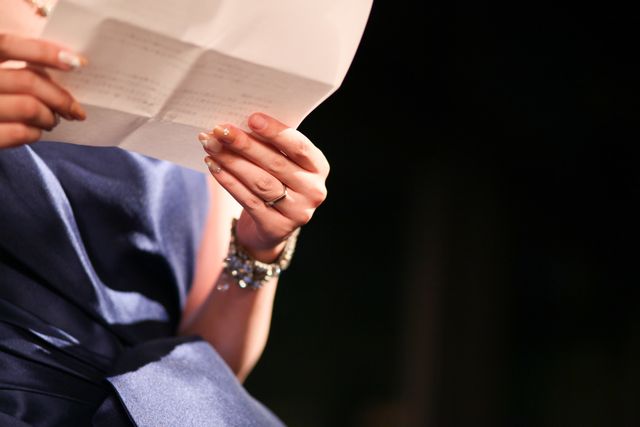 四角いですが、着けると案外しっくりきます。