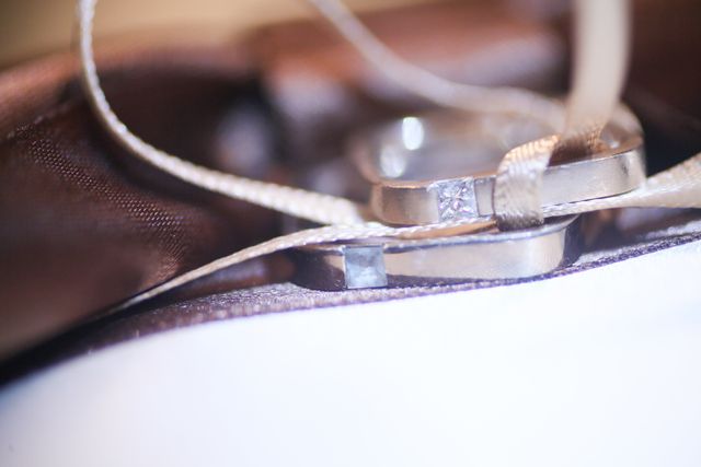 ダイヤが新婦用、アクアマリンが新郎用です。