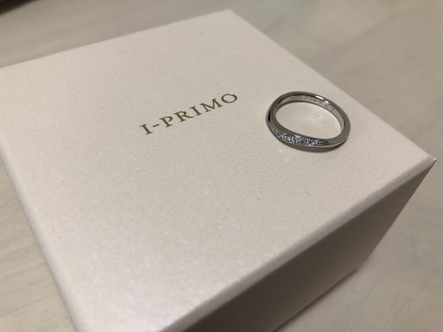 ウェーブタイプでダイヤモンドが散りばめられた指輪