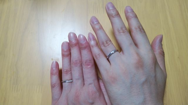 男女ペアでウェーブラインが特徴的な指輪です。