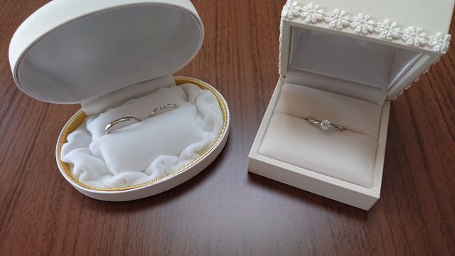 左が結婚指輪、右が婚約指輪です。