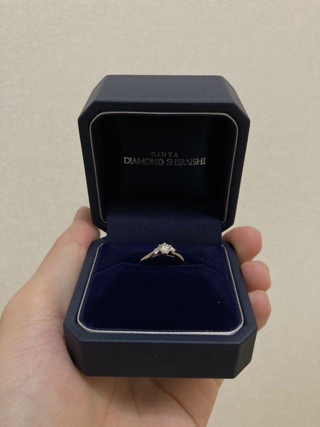 センターダイヤモンドと左右の端に１つずつ