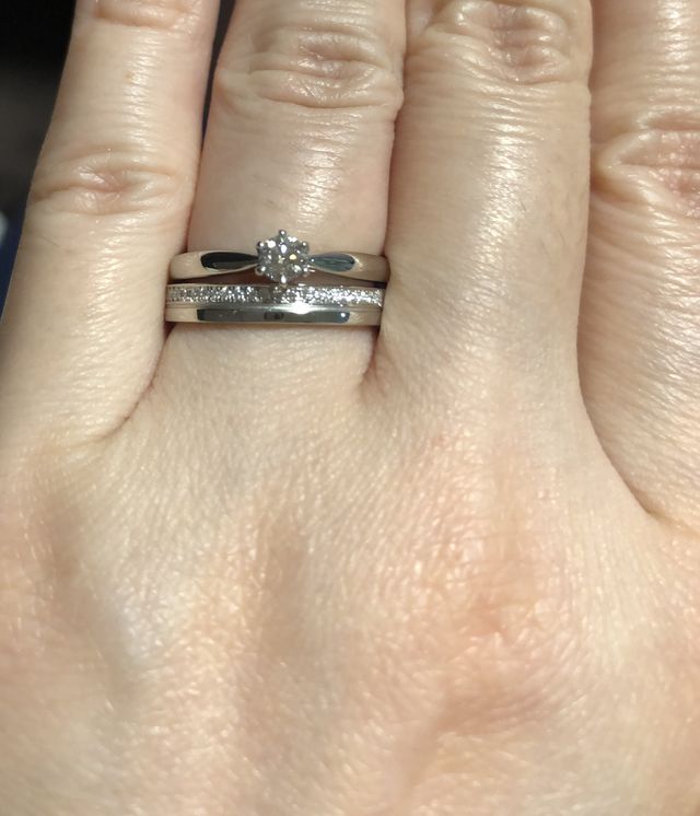 重ねてつけたかったので小さめダイヤで台座低めです。