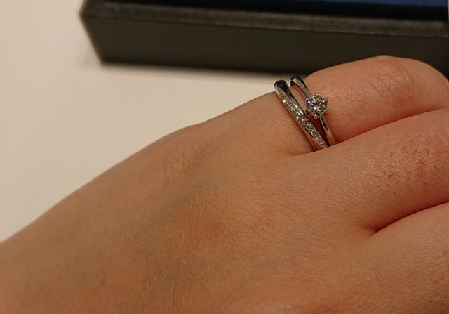 婚約指輪と結婚指輪の重ねづけのイメージ。小指で試着。