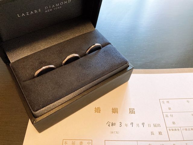 婚姻届と指輪の写真です。