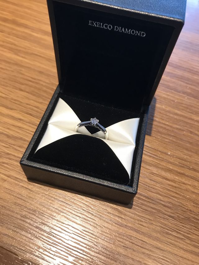 正面からは高爪風、横から見るとミル打ちのレースで上品に。