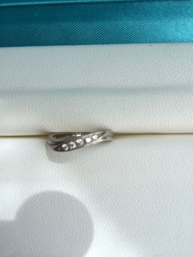 指が細く見えるゆるやかな形