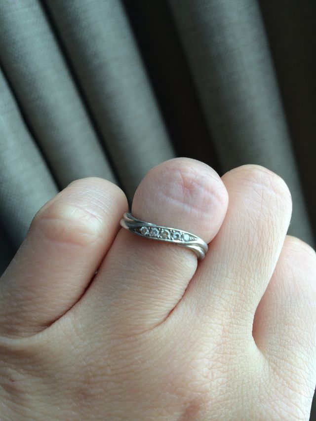 婚約指輪は無しでダイヤ入りに