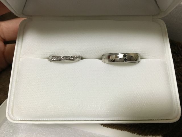 左が私で右が主人の指輪です