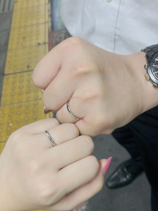 指輪同士を合わせるとハートの形ができます。