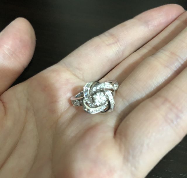 薔薇の花をモチーフにしたデザインの指輪です。