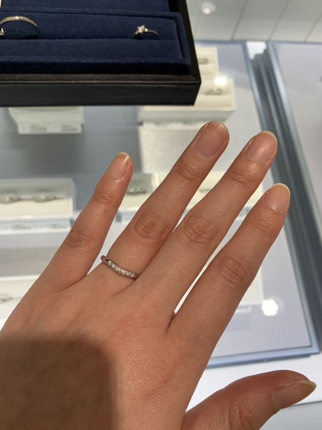 指輪着用時。緩やかなカーブになっています。